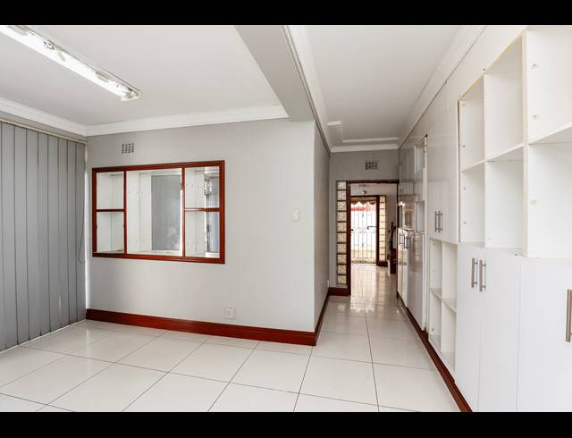 6M² BUILDING FOR SALE IN SYDENHAM